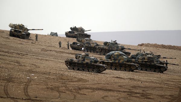 Turkish soldiers hold their positions with their tanks - Sputnik International