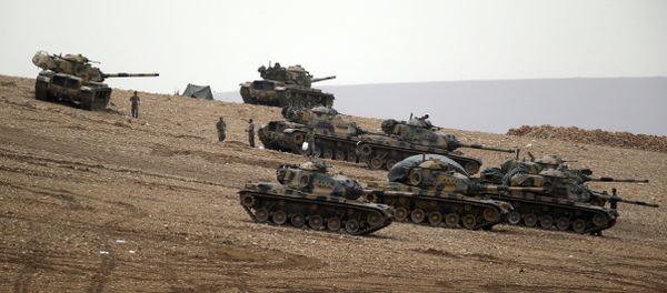Turkish soldiers hold their positions with their tanks - Sputnik International