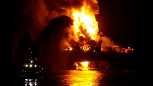 Azerbaijan Guneshli's oil and gas platform burns - Sputnik International