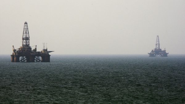 Oil rigs in the Caspian Sea Oil rigs in the Caspian Sea - Sputnik International