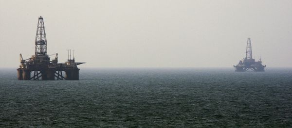 Oil rigs in the Caspian Sea Oil rigs in the Caspian Sea - Sputnik International