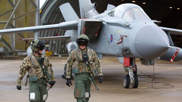 Pilots walk in front of a Tornado GR4 aircraft at the British Royal Air Force airbase RAF Marham in Norfolk in east England on December 2, 2015 - Sputnik International