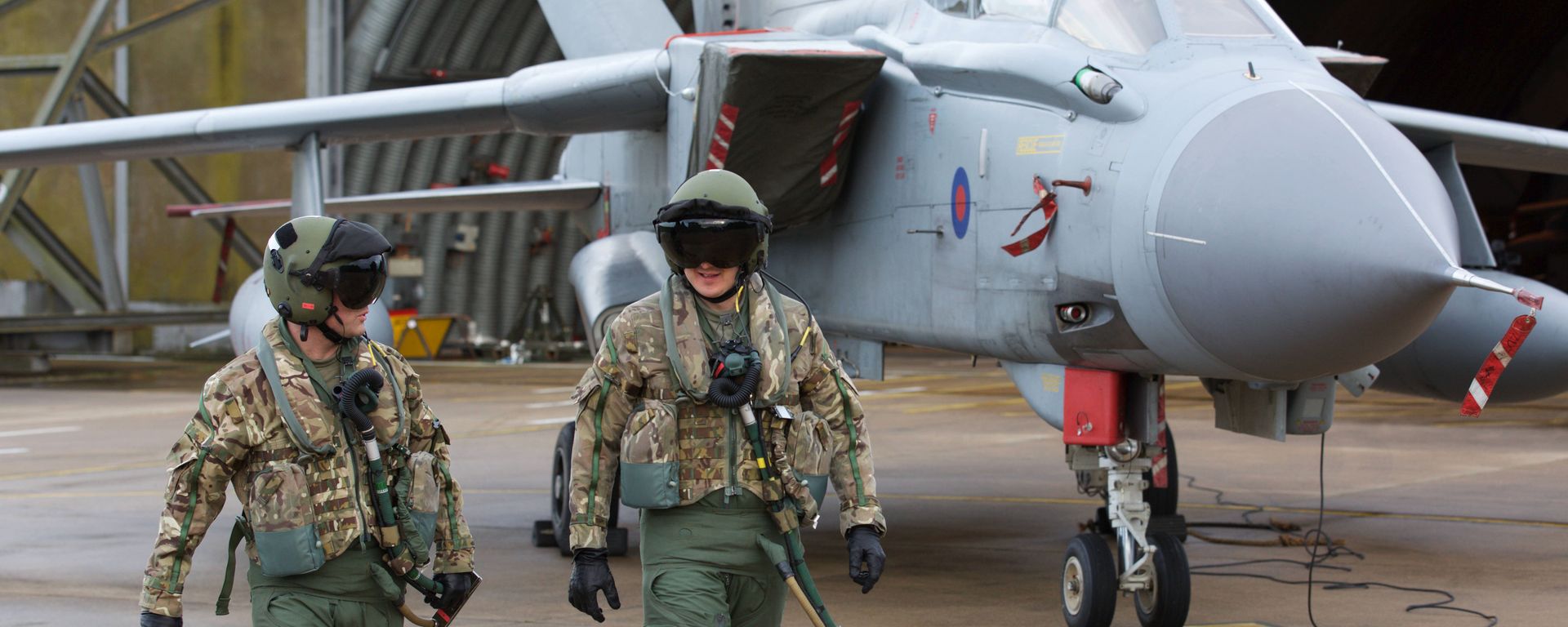 Pilots walk in front of a Tornado GR4 aircraft at the British Royal Air Force airbase RAF Marham in Norfolk in east England on December 2, 2015 - Sputnik International, 1920, 18.10.2022