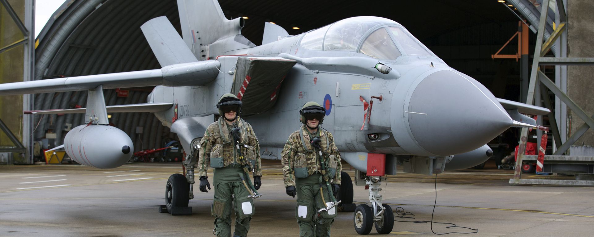Pilots walk in front of a Tornado GR4 aircraft at the British Royal Air Force airbase RAF Marham in Norfolk in east England on December 2, 2015 Pilots walk in front of a Tornado GR4 aircraft at the British Royal Air Force airbase RAF Marham in Norfolk in east England on December 2, 2015 - Sputnik International, 1920, 02.02.2022