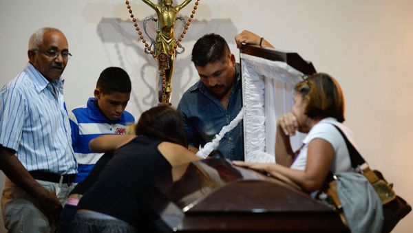 Family attend the funeral of the local leader of the Democratic Action party in Altagracia de Orituco, Luis Manuel Diaz, in the Altagracia de Orituco town in Guarico state, Venezuela, on November 26, 2015. - Sputnik International