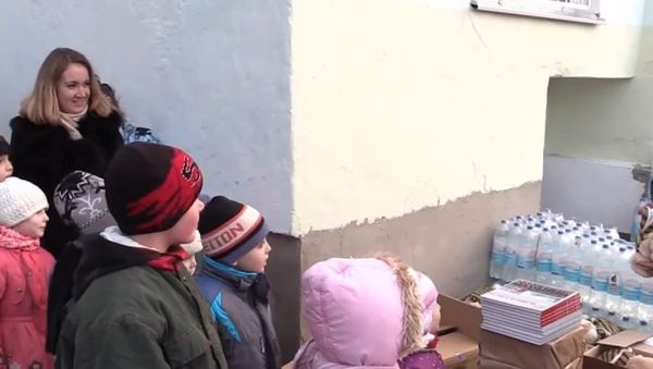 Russia: EMERCOM delivers water and Christmas gifts to Crimean kids - Sputnik International