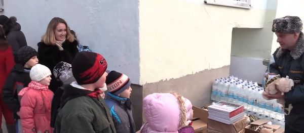 Russia: EMERCOM delivers water and Christmas gifts to Crimean kids - Sputnik International