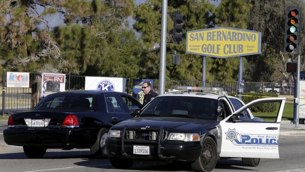 A police officer stands on the street outside the Inland Regional Center following Wednesday's attack in San Bernardino, California December 5, 2015. A police officer stands on the street outside the Inland Regional Center following Wednesday's attack in San Bernardino, California December 5, 2015. - Sputnik International