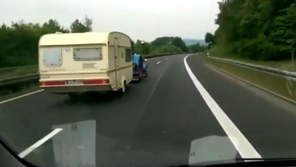 Tractor overtakes the car at 100 km/h - Sputnik International