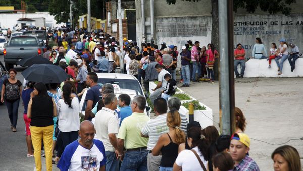 People stand in line outside a polling station to cast their vote during a legislative election, in Rubio, Tachira state, Venezuela December 6, 2015 People stand in line outside a polling station to cast their vote during a legislative election, in Rubio, Tachira state, Venezuela December 6, 2015 - Sputnik International