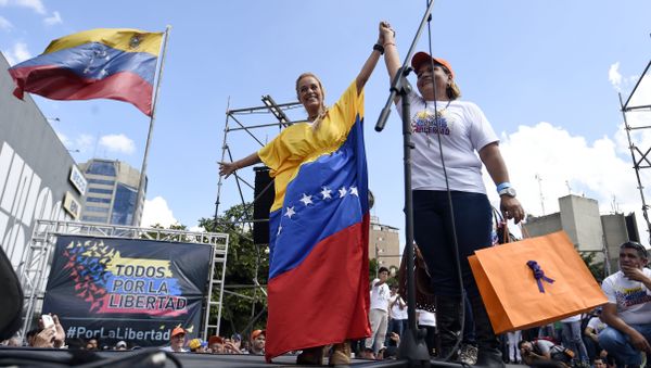 Lilian Tintori (L), wife of jailed Venezuelan opposition leader Leopoldo Lopez, holds up the hand of a supporter during a rally in Caracas Lilian Tintori (L), wife of jailed Venezuelan opposition leader Leopoldo Lopez, holds up the hand of a supporter during a rally in Caracas - Sputnik International