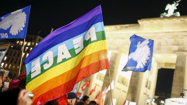 People protest in front of Brandenburg gate in Berlin, Germany, December 3, 2015, against the possible deployment of German aircraft to Syria - Sputnik International