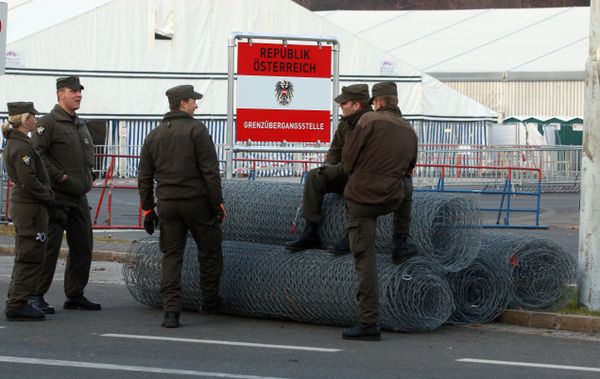 Austrian soldiers stand next to rolls of fence at the border between Slovenian and Austria in Spielfeld, Austria Austrian soldiers stand next to rolls of fence at the border between Slovenian and Austria in Spielfeld, Austria - Sputnik International