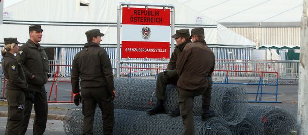 Austrian soldiers stand next to rolls of fence at the border between Slovenian and Austria in Spielfeld, Austria - Sputnik International