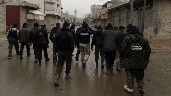 Opposition fighters from the Ahrar Al-Sham brigade, part of the Islamic front coalition, walk in the Shiekh Lutfi neighbourhood of the northern Syrian city of Aleppo during ongoing clashes with government forces on January 27, 2014 - Sputnik International