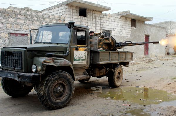 An opposition fighter from the Ahrar al-Sham Brigade, part of the Islamic front coalition, fires a machine gun during clashes with government forces as he defends the Marjah neighbourhood of the northern Syrian city of Aleppo on January 27, 2014 - Sputnik International