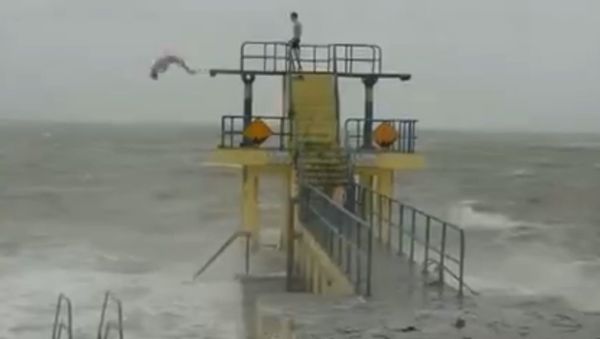 Youths Slammed for Diving Into Choppy Waters Amid Storm Conditions - Sputnik International