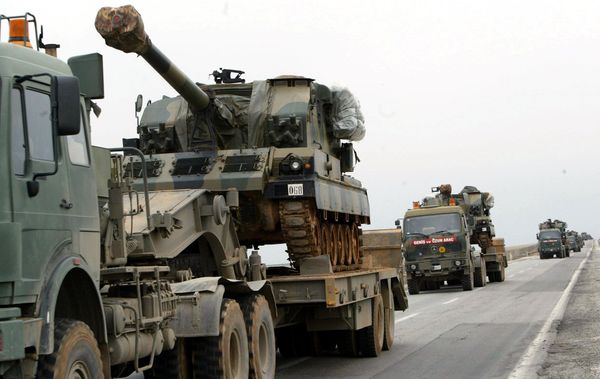 A large convoy of Turkish military including tanks and ambulances rolls  from the southeastern part of Turkey toward the Iraqi border (File) - Sputnik International