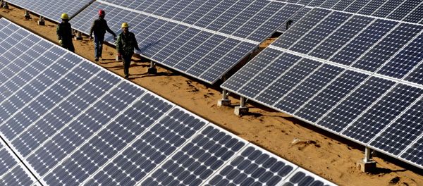 Workers check solar panels - Sputnik International