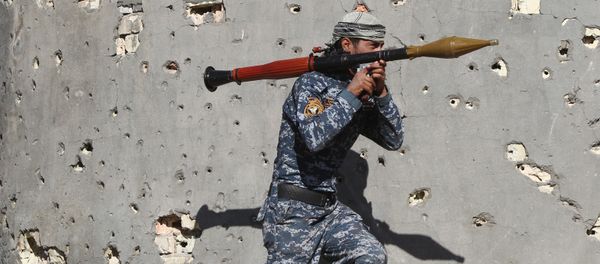 Iraqi security forces member takes combat position as he carries a Rocket Propelled Grenade (RPG) in the rural town of Husayba, in the Euphrates Valley seven kilometres (4.5 miles) east of Ramadi, on December 7, 2015 - Sputnik International