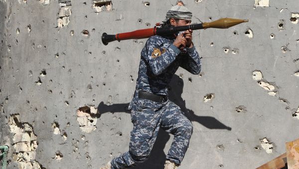 Iraqi security forces member takes combat position as he carries a Rocket Propelled Grenade (RPG) in the rural town of Husayba, in the Euphrates Valley seven kilometres (4.5 miles) east of Ramadi, on December 7, 2015 - Sputnik International