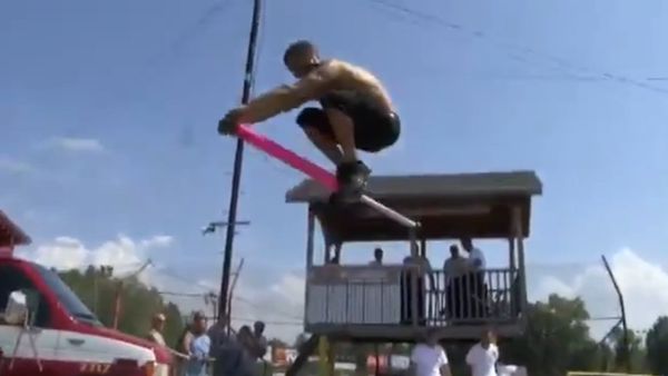Man faceplants cement after bouncing on pogo stick - Sputnik International