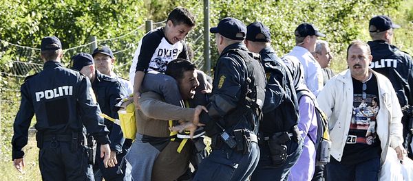 Danish police clash with one of around 300 migrants who were walking north on a highway in southern Denmark (File) - Sputnik International