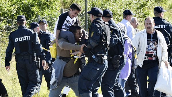 Danish police clash with one of around 300 migrants who were walking north on a highway in southern Denmark (File) - Sputnik International