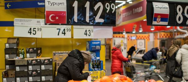 People buy Turkish fruit in a supermarket in Omsk, Russia People buy Turkish fruit in a supermarket in Omsk, Russia - Sputnik International