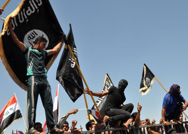 FILE - Masked Sunni protesters wave Islamist flags while others chant slogans at an anti-government rally in Fallujah, Iraq FILE - Masked Sunni protesters wave Islamist flags while others chant slogans at an anti-government rally in Fallujah, Iraq - Sputnik International