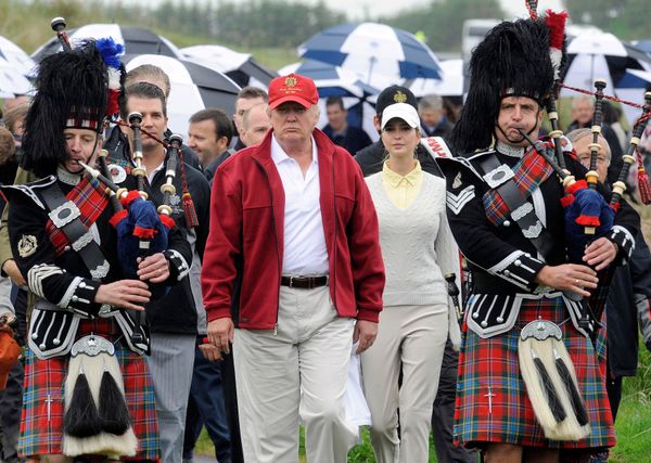 US tycoon Donald Trump (C) is escorted by Scottish pipers as he officially opens his new multi-million pound Trump International Golf Links course in Aberdeenshire, Scotland, on July 10, 2012.  - Sputnik International