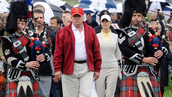 US tycoon Donald Trump (C) is escorted by Scottish pipers as he officially opens his new multi-million pound Trump International Golf Links course in Aberdeenshire, Scotland, on July 10, 2012. - Sputnik International