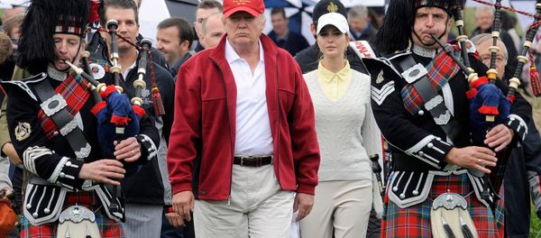 US tycoon Donald Trump (C) is escorted by Scottish pipers as he officially opens his new multi-million pound Trump International Golf Links course in Aberdeenshire, Scotland, on July 10, 2012. - Sputnik International