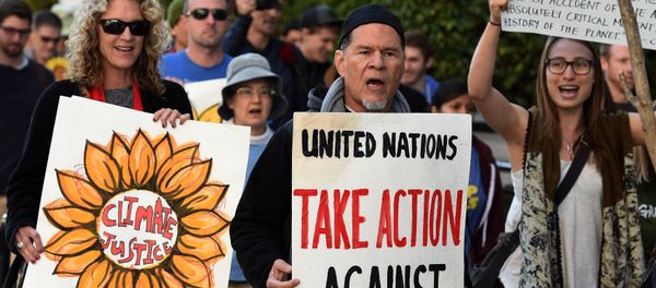 Actor and activist A. Martinez surrounded by Environmental activists and supporters during a rally calling for action on climate change in Los Angeles, California on November 29, 2015, a day before the start of the COP21 conference in Paris - Sputnik International