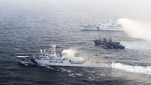 South Korean helicopter shows 12 Chinese fishing boats (C) banded together with ropes to thwart an attempt by South Korean coastguard ships to stop their alleged illegal fishing in the Yellow Sea off the coast of South Korea (File) - Sputnik International