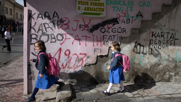 Turkish girls walk home from school in the Muslim quarter in Cizre, a district of Sirnak province, 13 November 2007, near the Turkish-Iraqi border, south-eastern Turkey. - Sputnik International