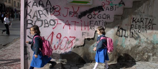 Turkish girls walk home from school in the Muslim quarter in Cizre, a district of Sirnak province, 13 November 2007, near the Turkish-Iraqi border, south-eastern Turkey. - Sputnik International
