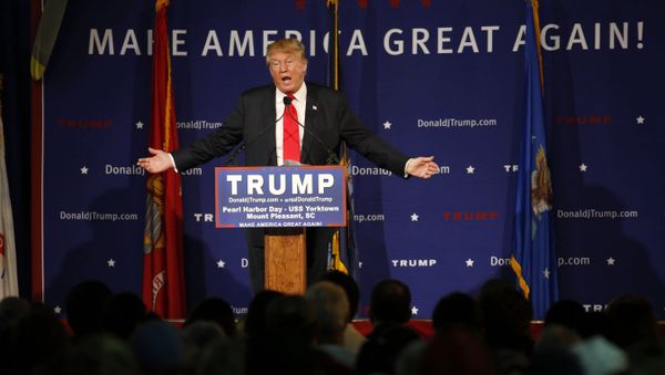 Donald Trump hablando durante un acto en el portaaviones USS Yorktown en Mount Pleasant, Carolina del Sur, el 7 de diciembre del 2015 - Sputnik International