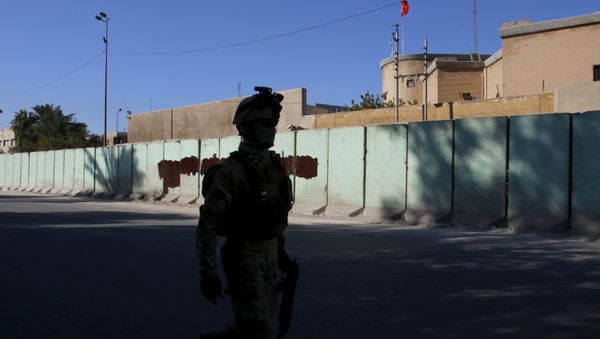 A member from Iraqi security forces walks past the Turkish embassy in Baghdad December 8 2015 - Sputnik International