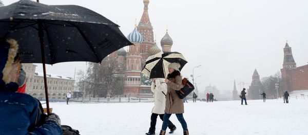People walk during a major snowfall at the Red Square in Moscow, on January 16, 2014 - Sputnik International