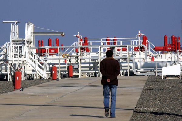 A workers walks towards an installation at the Blue Stream gas pipeline in Samsun, northern Turkey, 16 November 2005 - Sputnik International