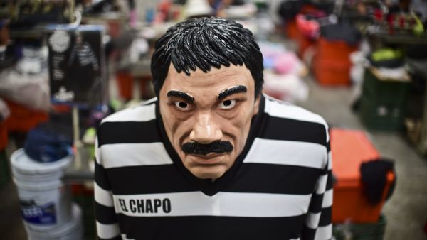 A costume and a mask representing Mexican drug trafficker Joaquin Guzman Loera, aka El Chapo, are pictured in a factory of costumes and masks, on October 16, 2015, in Jiutepec, Morelos State - Sputnik International