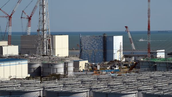 A coast guard vessel (back R) patrols the waters off the Fukushima Daiichi nuclear power plant in Okuma, Fukushima prefecture on October 9, 2015 A coast guard vessel (back R) patrols the waters off the Fukushima Daiichi nuclear power plant in Okuma, Fukushima prefecture on October 9, 2015 - Sputnik International
