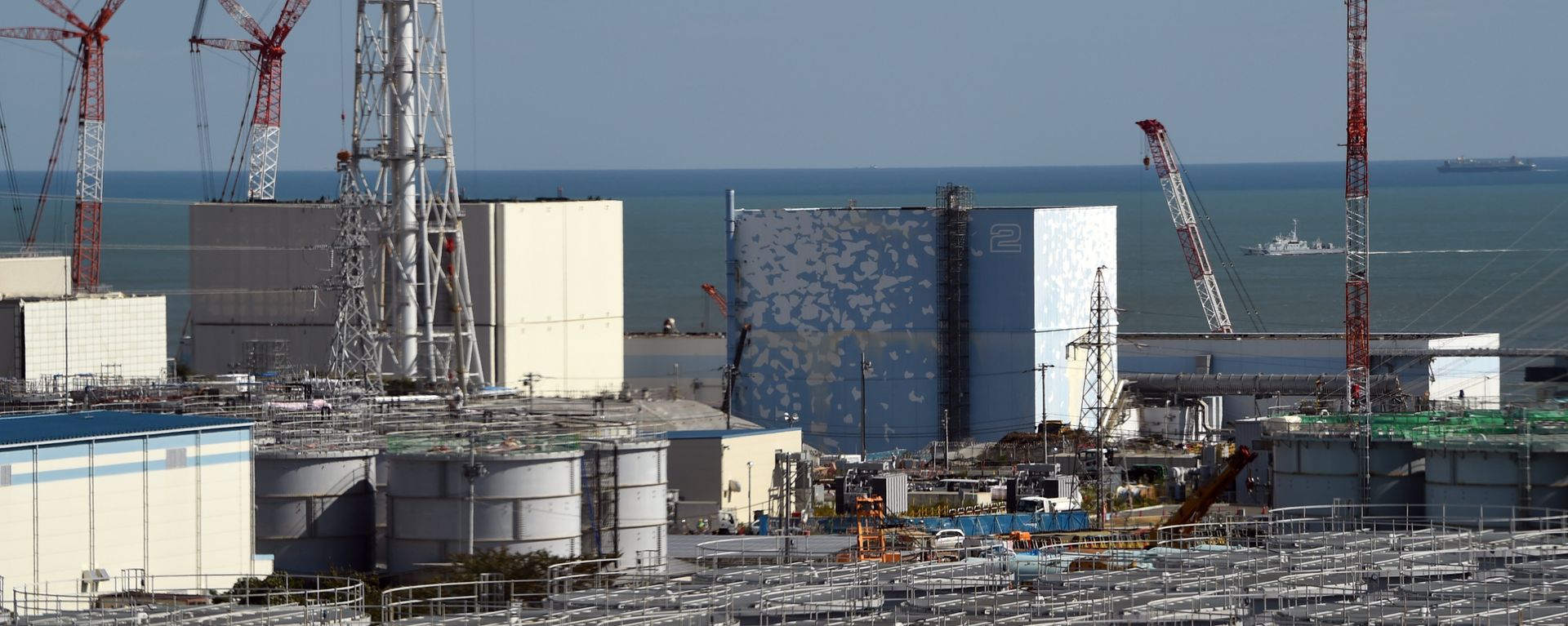 A coast guard vessel (back R) patrols the waters off the Fukushima Daiichi nuclear power plant in Okuma, Fukushima prefecture on October 9, 2015. A coast guard vessel (back R) patrols the waters off the Fukushima Daiichi nuclear power plant in Okuma, Fukushima prefecture on October 9, 2015. - Sputnik International, 1920, 24.08.2023