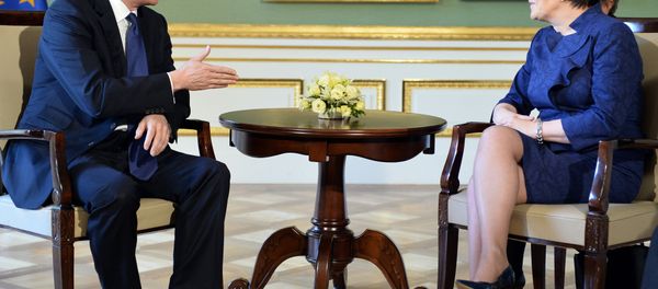 British Prime Minister David Cameron (L) talks with his Polish counterpart Ewa Kopacz in Lazienki palace in Warsaw on May 29, 2015. British Prime Minister David Cameron (L) talks with his Polish counterpart Ewa Kopacz in Lazienki palace in Warsaw on May 29, 2015. - Sputnik International
