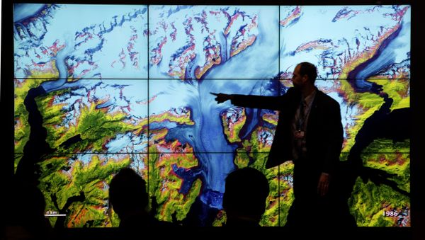 People attend a climate conference at the U.S. pavilion during the COP21, United Nations Climate Change Conference in Le Bourget, north of Paris, Thursday, Dec. 10, 2015 - Sputnik International