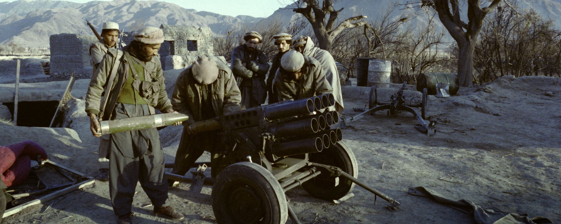 Afghan mujahideen prepare a rocket attack on the government troops in Shaga, Eastern Nangarhar province, on January 15, 1989 during the Afghan Civil War opposing the Islamic Unity of Afghanistan Mujahideen and the Democratic Republic of Afghanistan (DRA) supported by Soviet Union - Sputnik International, 1920, 20.04.2021