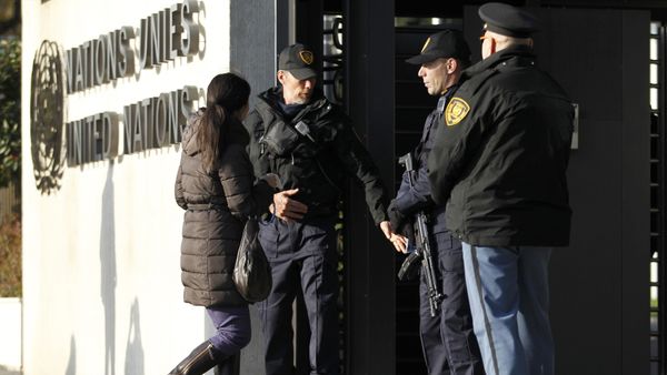 United Nations security officers stand guard outside the U.N. European headquarters in Geneva, Switzerland, December 10, 2015 - Sputnik International