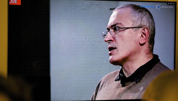 Mikhail Khodorkovsky, once Russia's richest man, speaks during a webcast conference in London, and is seen on a TV screen in Open Russia movement office in Moscow, Russia, on Wednesday, Dec. 9, 2015 - Sputnik International