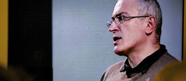 Mikhail Khodorkovsky, once Russia's richest man, speaks during a webcast conference in London, and is seen on a TV screen in Open Russia movement office in Moscow, Russia, on Wednesday, Dec. 9, 2015 - Sputnik International